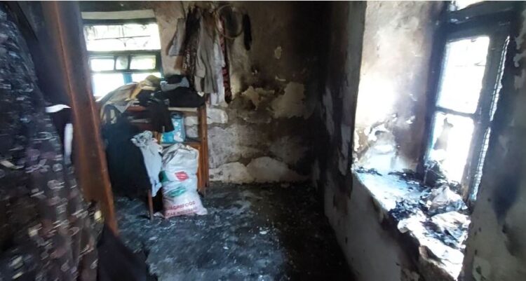 Digjet banesa në Shkopet, shpëton mrekullisht çifti i të moshuarve