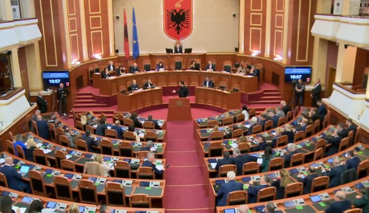 Basha bllokon foltoren, Nikolla e përjashton nga seanca