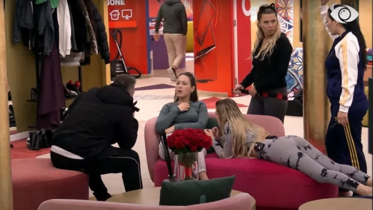 VIDEO/ “Njeri dhunues”, Juli-Françeskës: Luan me hile, fryn te veshi…