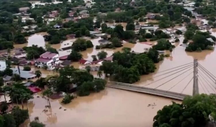 Shirat e rrëmbyeshëm zhdukin qytetin në ujë, rreth 40 viktima