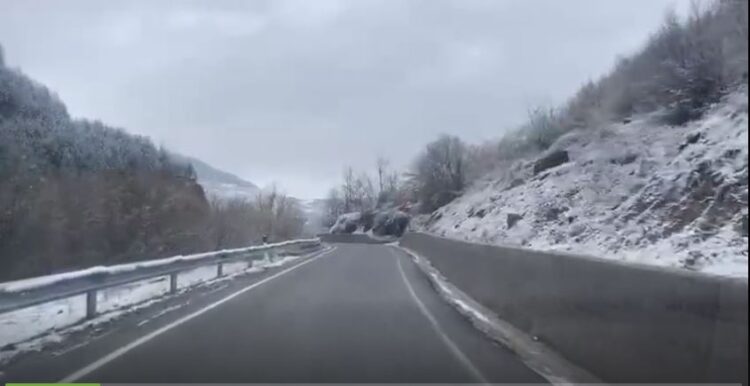 Kukësi përfshihet nga shtrëngata shiu dhe bore, probleme me energjinë