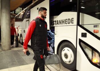 VIDEO/ Kombëtarja mbërrin në Stokholm për miqësoren e radhës