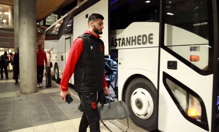 VIDEO/ Kombëtarja mbërrin në Stokholm për miqësoren e radhës
