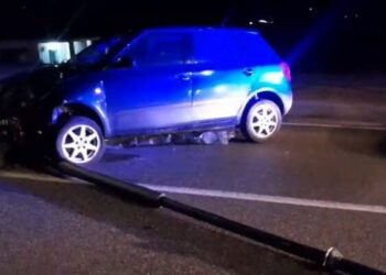 Humb kontrollin mbi automjetin, përplaset me dy shtylla ndriçimi