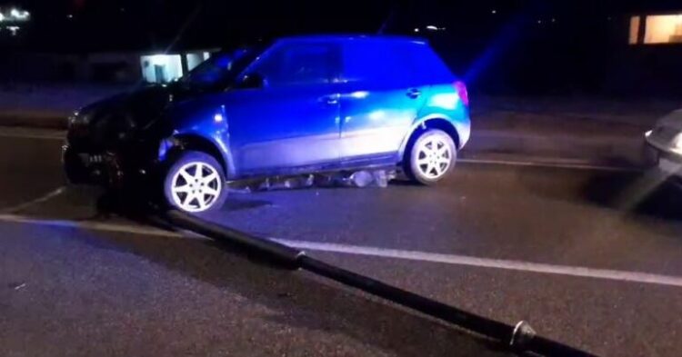 Humb kontrollin mbi automjetin, përplaset me dy shtylla ndriçimi