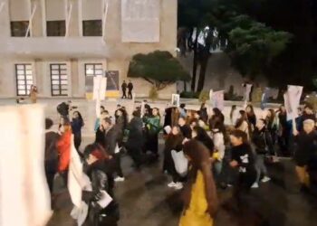 VIDEO/ Protesta pranë Kryeministrisë, gratë djegin reçipetat…
