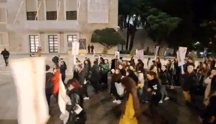 VIDEO/ Protesta pranë Kryeministrisë, gratë djegin reçipetat…