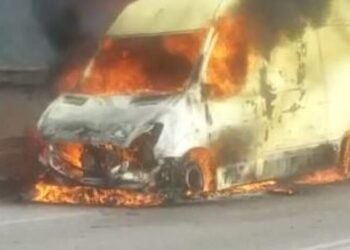 Digjet një furgon i parkuar në aksin Korçë-Maliq, çfarë dyshohet