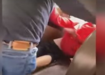 VIDEO/ Shoferi i autobusit të shkollës dhunon brutalisht nxënësin