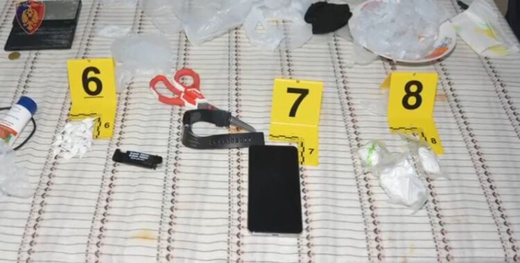 EMRAT/ Kthyen apartamentin për përpunim droge, arrestohen 5 persona