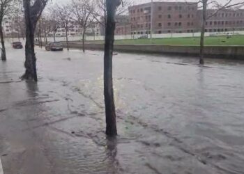 Përmbyten rrugët e Durrësit, uji bllokon lëvizjen e qyterarëve dhe…