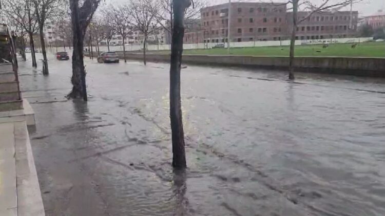 Përmbyten rrugët e Durrësit, uji bllokon lëvizjen e qyterarëve dhe…