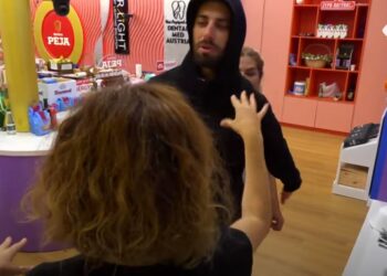 ‘Plas lufta’ në kuzhinë: Egla e spërkat me ujë, Ilnisa i derdh çajin