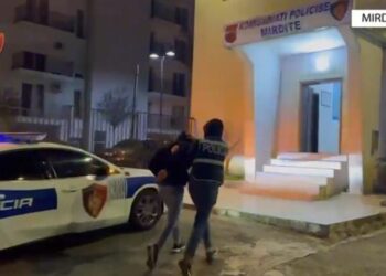 Emri/ 25-vjeçari godet pas koke faturinon dhe i grabit xhiron ditore