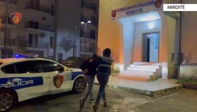 Emri/ 25-vjeçari godet pas koke faturinon dhe i grabit xhiron ditore