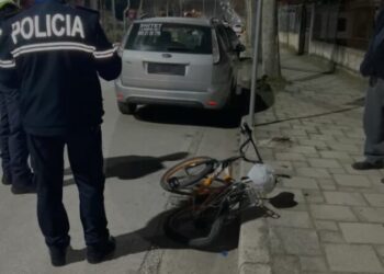 Fier/ Makina përplas biçikletën dhe largohet nga vendngjarja