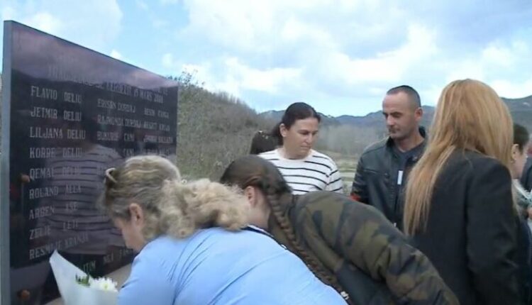 16 vite nga tragjedia e Gërdecit, familjarët bëjnë homazhe