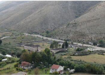 Nisin punimet për kampin e refugjatëve në Gjadër, mur 7 metra…