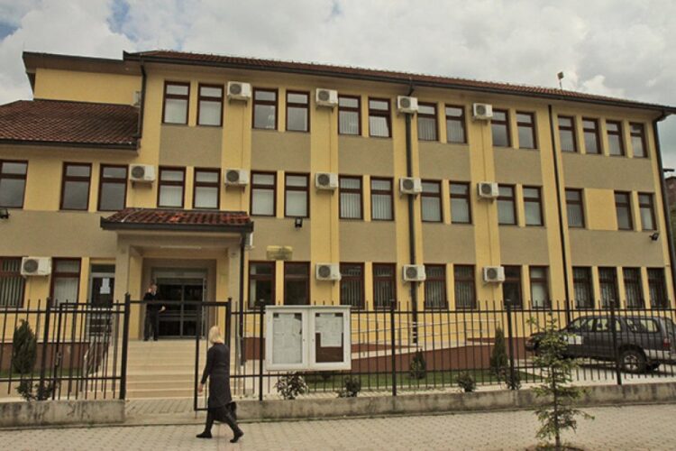 Digjet gjykata në Ferizaj, dyshohet për zjarrvënie të qëllimshme