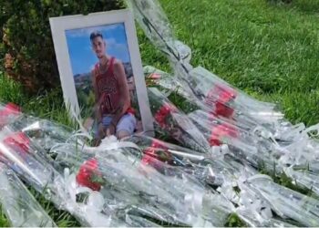 Lule dhe qirinj, kolegët dhe shokët bëjnë homazhe për Grei Bihucin