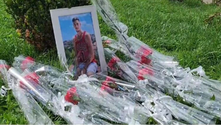 Lule dhe qirinj, kolegët dhe shokët bëjnë homazhe për Grei Bihucin