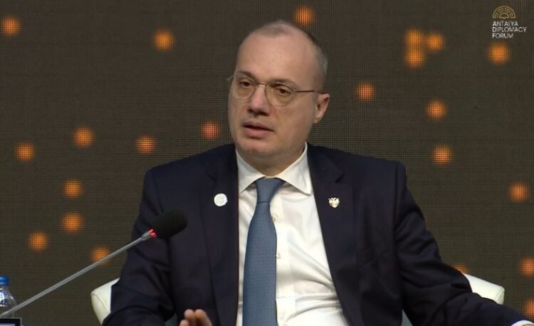 “Jemi zona gri e Evropës”, Hasani: Çdo gjë që ndodh pasqyrohet…