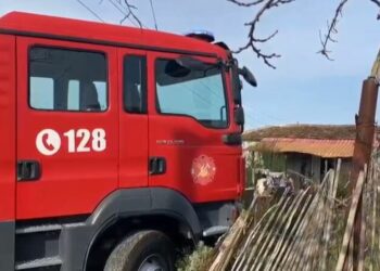 Flakët përfshijnë banesën në Fier, shpëtojnë mrekullisht familjarët