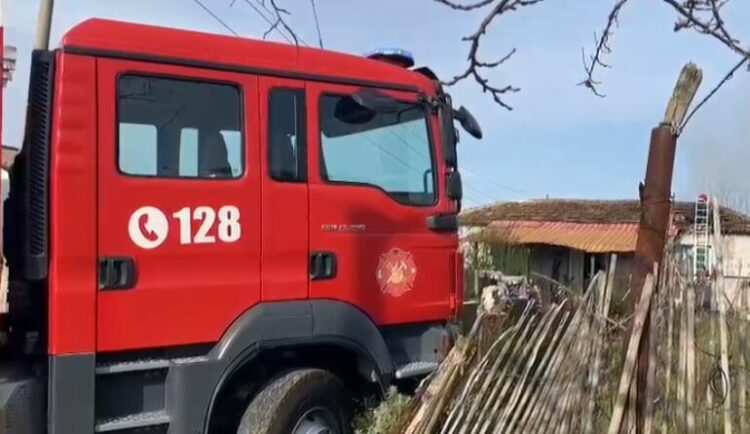 Flakët përfshijnë banesën në Fier, shpëtojnë mrekullisht familjarët