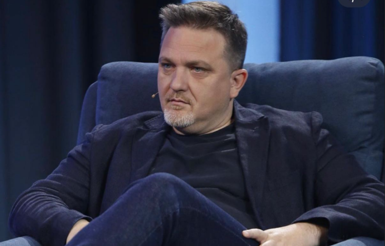 Pas ikjes së Sarës, Juli komenton lojën e Bardhit