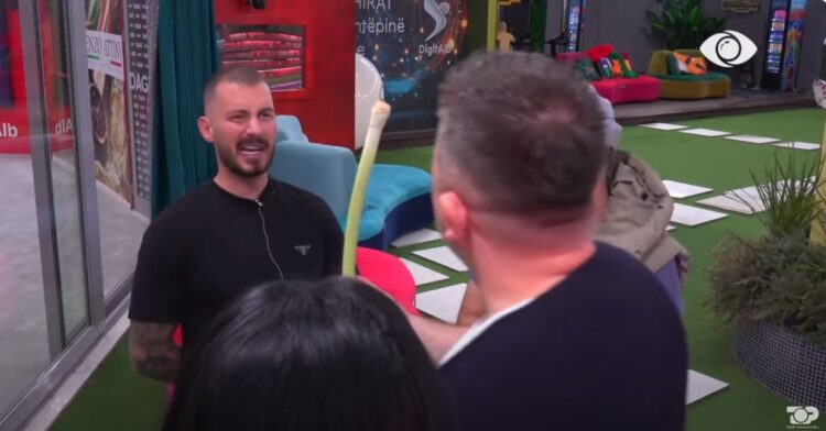 VIDEO/ “Merre të fluturosh…”, Juli i shkon me presh në dorë Romeos