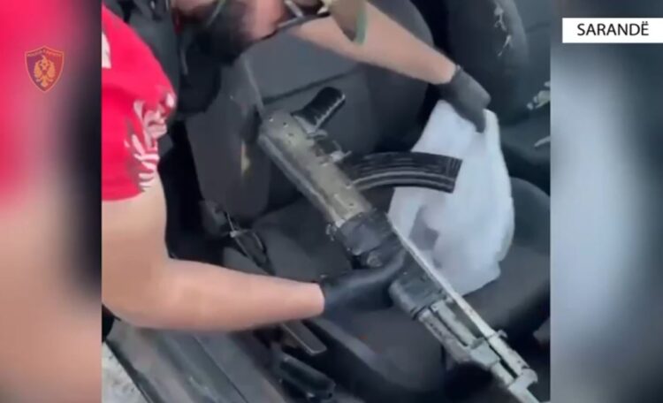 Emrat/ Kapet me kallashnikov në makinë, pranga 2 të rinjve në Sarandë
