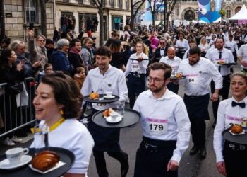 Gara e kamarierëve në Paris, ecin dy kilometra me tabakanë plot