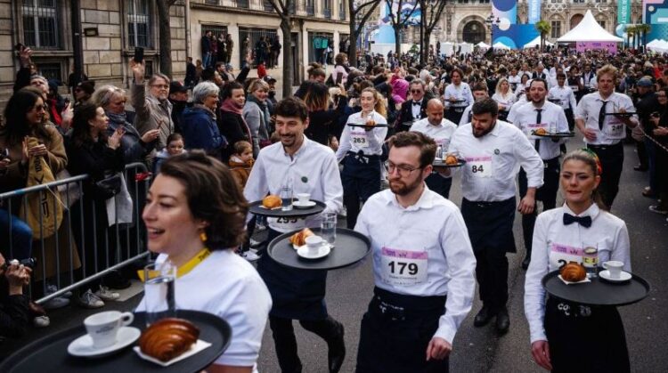 Gara e kamarierëve në Paris, ecin dy kilometra me tabakanë plot