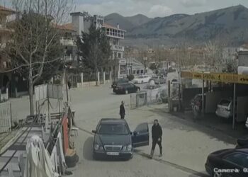 Video e sherrit në Korçë/ I riu goditet me shkopinj bejsbolli