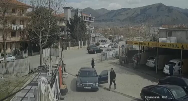 Video e sherrit në Korçë/ I riu goditet me shkopinj bejsbolli