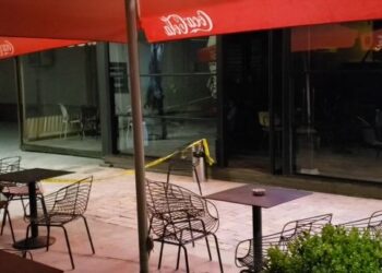 Rrihet brutalisht me shkelma dhe karrige kamerieri 17-vjeçar në Berat