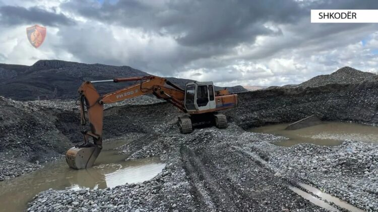 EMRI/ Merrte inerte ilegalisht në lumin Drin, arrestohet pronari…