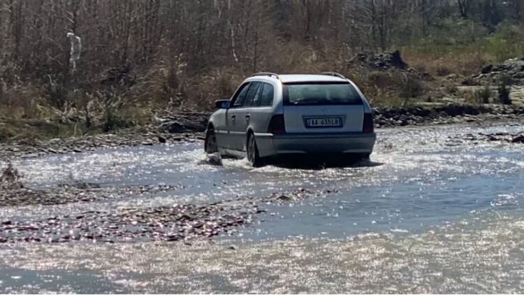 Fshati Bardhaj në Kuçovë pa urë! Banorët kalojnë me makina mes lumit