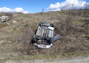 Aksident i frikshëm në Bilisht, makina del nga rruga dhe përmbyset