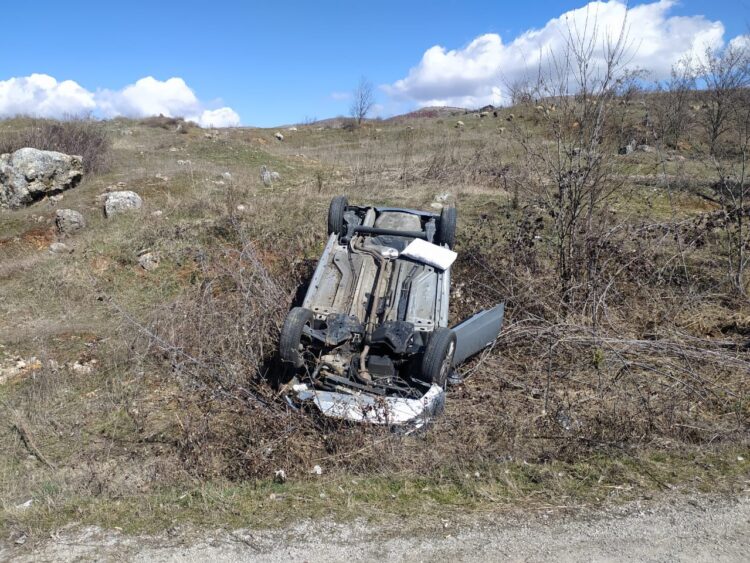 Aksident i frikshëm në Bilisht, makina del nga rruga dhe përmbyset