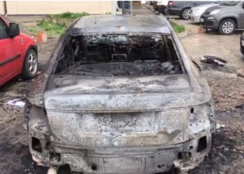 Përfshihet nga flakët makina e parkuar në Maliq, dyshimet e para