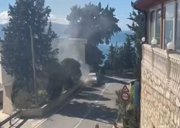 Përfshihet nga flakët një automjet i parkuar në Vlorë