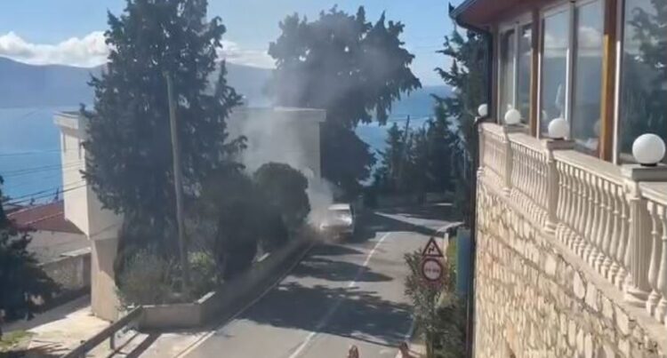 Përfshihet nga flakët një automjet i parkuar në Vlorë