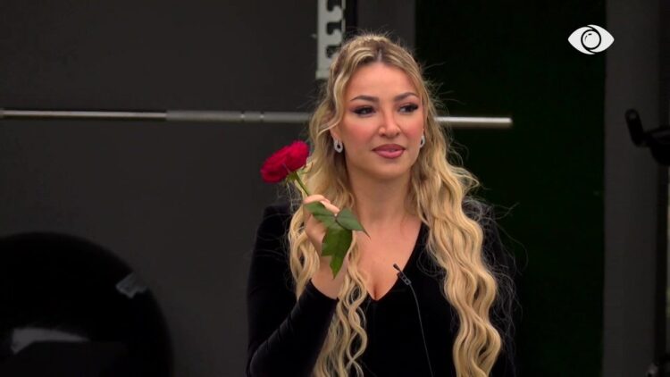 Trëndafila nga qielli, Sara Karaj surprizohet në ditën e lindjes