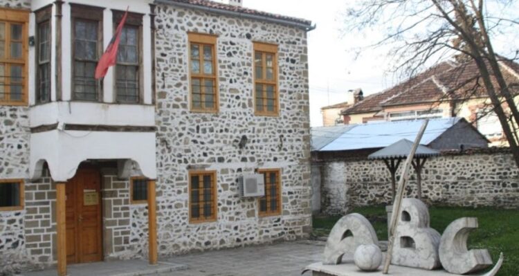 7 Marsi, 137 vite më parë u hap Mësonjëtorja e Parë Shqipe