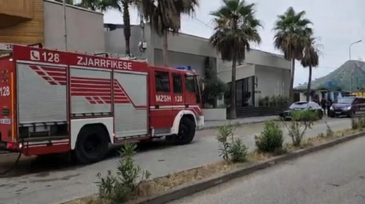 Noizyt nuk i ndalen telashet, i hedhin kapsolla në restorantin e tij