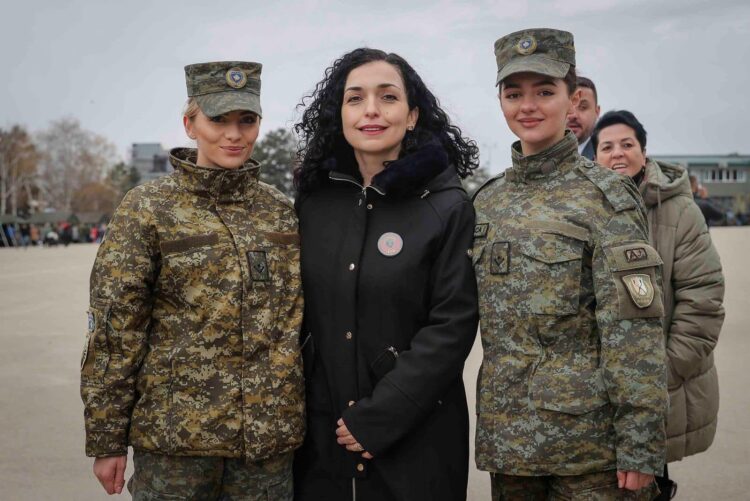 Vjosa Osmani uron 8 Marsin në mesin e ushtareve të FSK-së