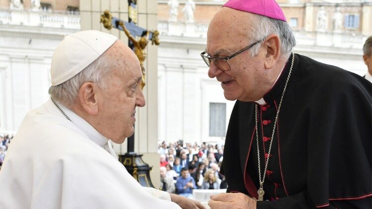 Papa pranon dorëheqjen e imzot Angelo Massafra si arqipeshkv