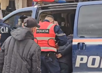 Emrat/ Qëlloi për vdekje me thikë 19 vjeçarin, arrestohet autori