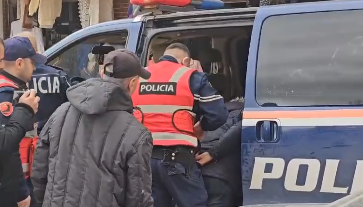 Emrat/ Qëlloi për vdekje me thikë 19 vjeçarin, arrestohet autori